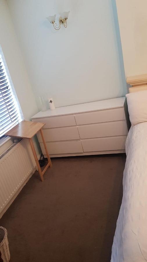 Double Bedroom In Raynes Park Pensiune Londra