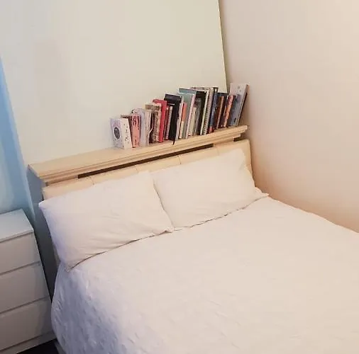 Double Bedroom In Raynes Park