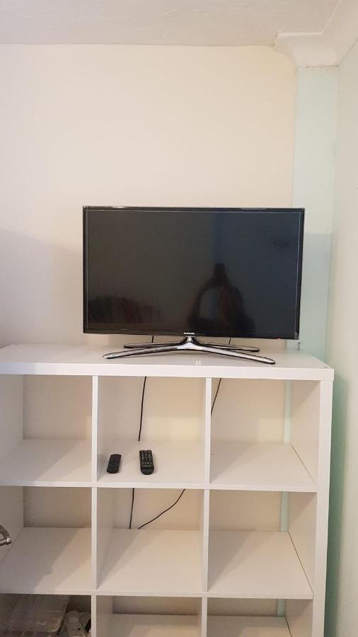 Double Bedroom In Raynes Park * Londra